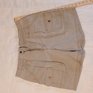 100% cotton men's cargo shorts. 32" waist, 18" long. Unknown brand. Never worn.